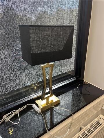 Bordslampa med guldfot