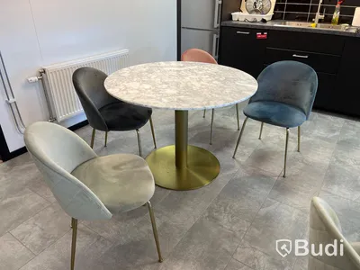 Cafebord runt med marmorskiva samt 4st stolar från MIO
