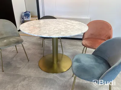 Cafebord runt med marmorskiva samt 4st stolar från MIO