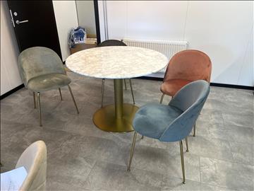 Cafebord runt med marmorskiva samt 4st stolar från MIO