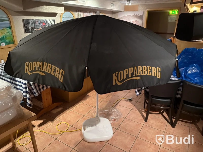 6 st. Parasoll med fot Kopparberg, svart duk, vit fot