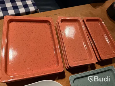 Rektangulära serveringsfat/tallrikar, set i terrakotta/teal, ovala vita