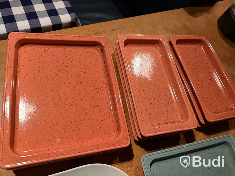 Rektangulära serveringsfat/tallrikar, set i terrakotta/teal, ovala vita
