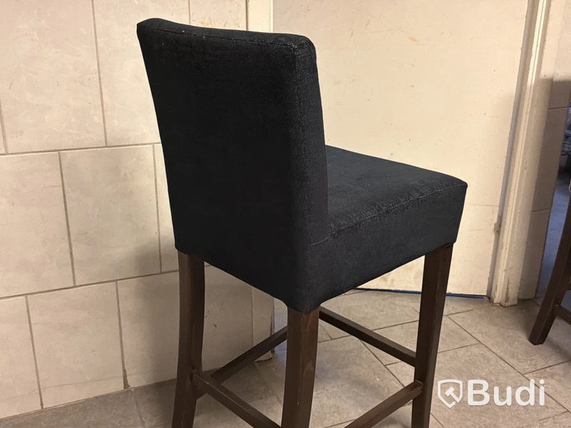 8 st barstol, mörkt tyg, träben