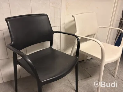 Möbler för uteservering - 17 st bord samt 40 st stolar vit/svart