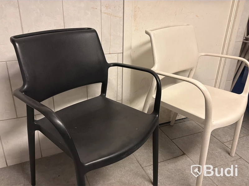 Möbler för uteservering - 17 st bord samt 40 st stolar vit/svart