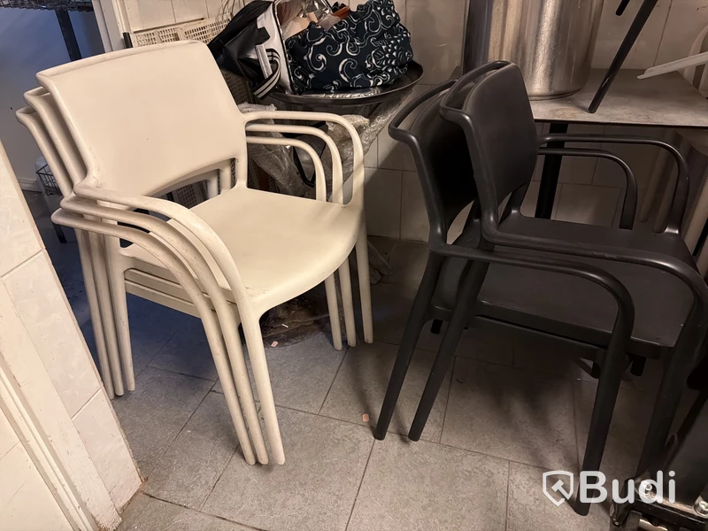 Möbler för uteservering - 17 st bord samt 40 st stolar vit/svart