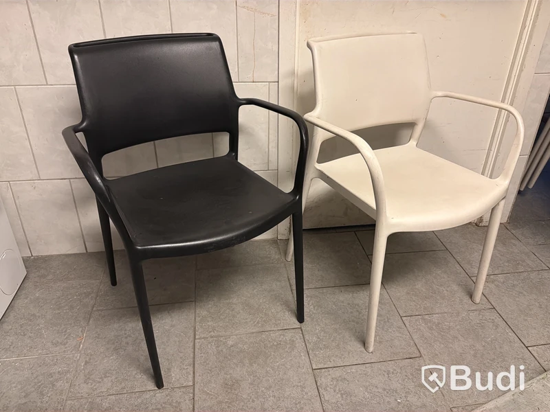 Möbler för uteservering - 17 st bord samt 40 st stolar vit/svart