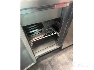 Buffédisk med kyl och salladsstation