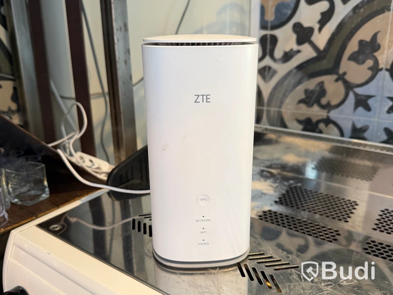 Trådlös router ZTE MC888 samt 3 st TP-Link Deco M5 AC1300 mesh Wi-Fi