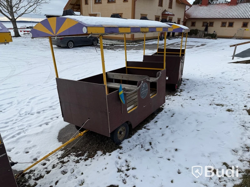 Turisttåg med lok och 3 vagnar