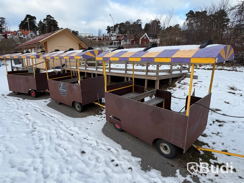 Turisttåg med lok och 3 vagnar