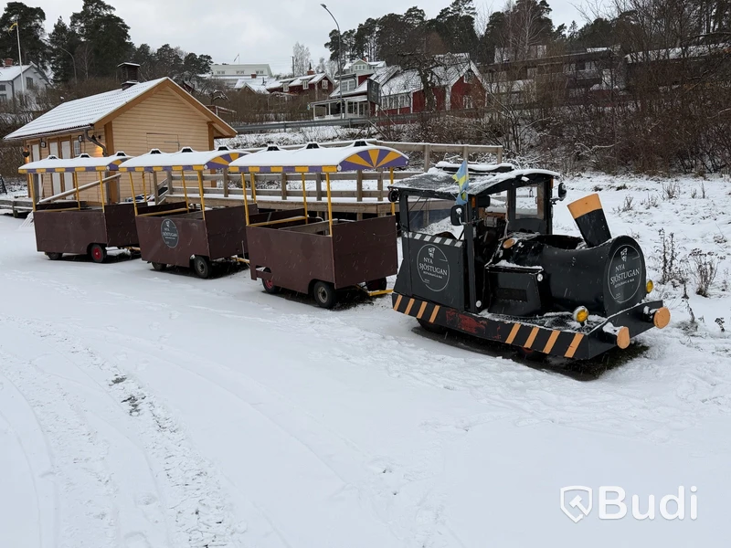 Turisttåg med lok och 3 vagnar