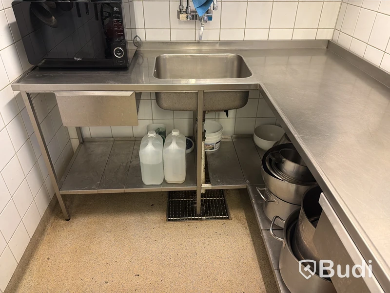 Rostfri arbetsbänk i hörnmodell med ho