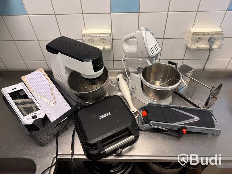 Diverse mindre köksapparater, bl.a. köksmaskin & mikrovågsugn
