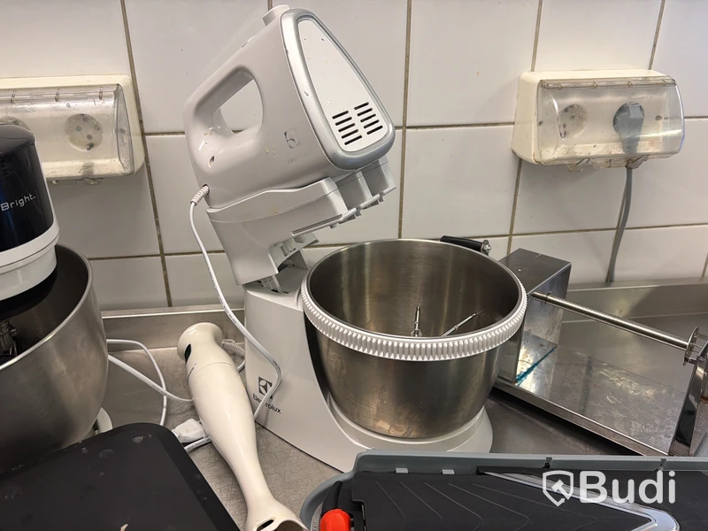 Diverse mindre köksapparater, bl.a. köksmaskin & mikrovågsugn