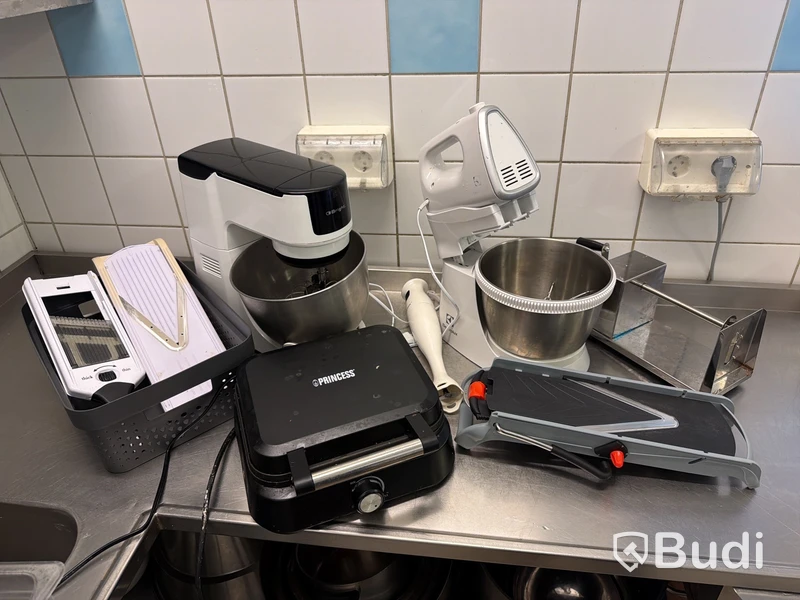 Diverse mindre köksapparater, bl.a. köksmaskin & mikrovågsugn