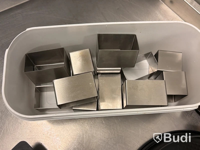 Diverse baktillbehör - silikonformar, vågar m.m.