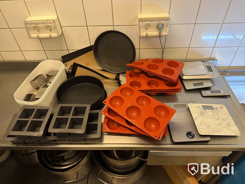 Diverse baktillbehör - silikonformar, vågar m.m.