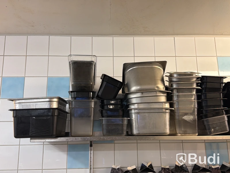 Rostfri vägghylla med parti kantiner