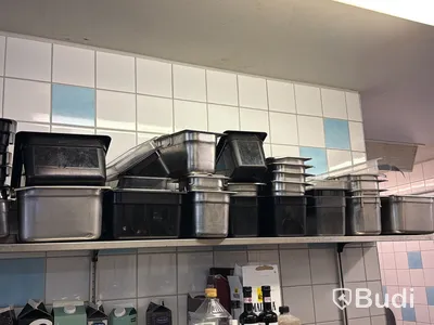 Rostfri vägghylla med parti kantiner