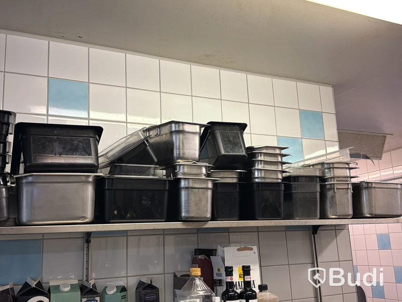 Rostfri vägghylla med parti kantiner