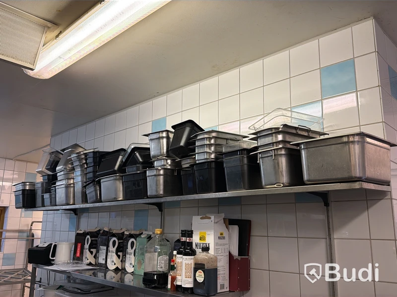 Rostfri vägghylla med parti kantiner