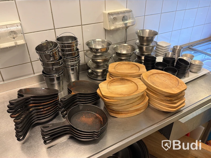Parti för servering, bl.a. små gjutjärnspannor, såsskålar och pommeskorgar