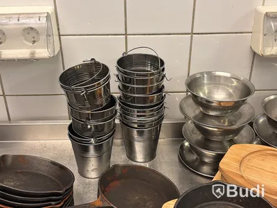 Parti för servering, bl.a. små gjutjärnspannor, såsskålar och pommeskorgar