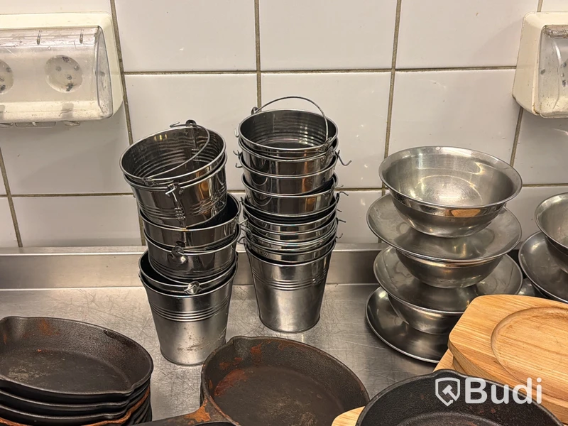 Parti för servering, bl.a. små gjutjärnspannor, såsskålar och pommeskorgar