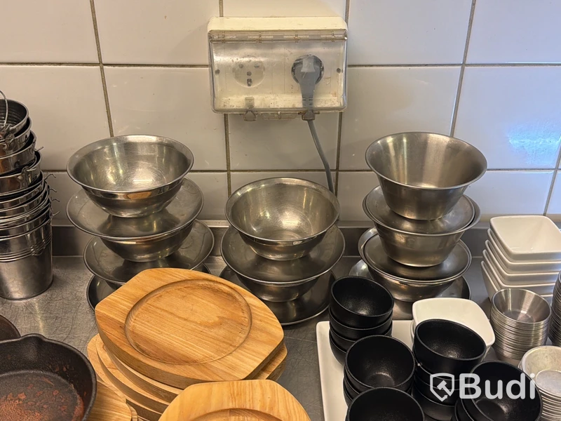 Parti för servering, bl.a. små gjutjärnspannor, såsskålar och pommeskorgar