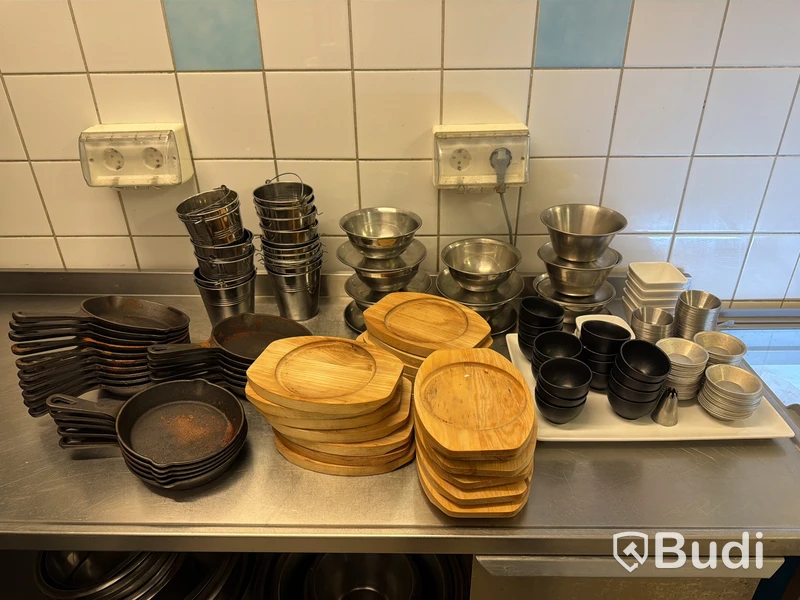 Parti för servering, bl.a. små gjutjärnspannor, såsskålar och pommeskorgar