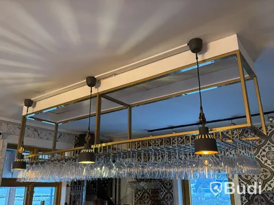 Takmonterat glashäng för bar