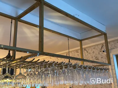 Takmonterat glashäng för bar