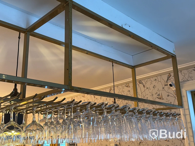 Takmonterat glashäng för bar