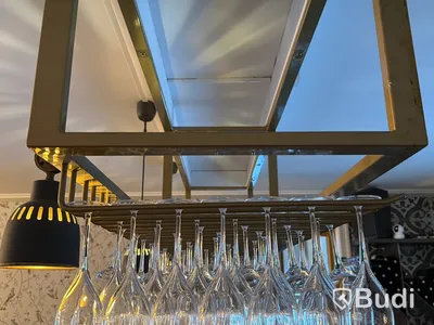 Takmonterat glashäng för bar