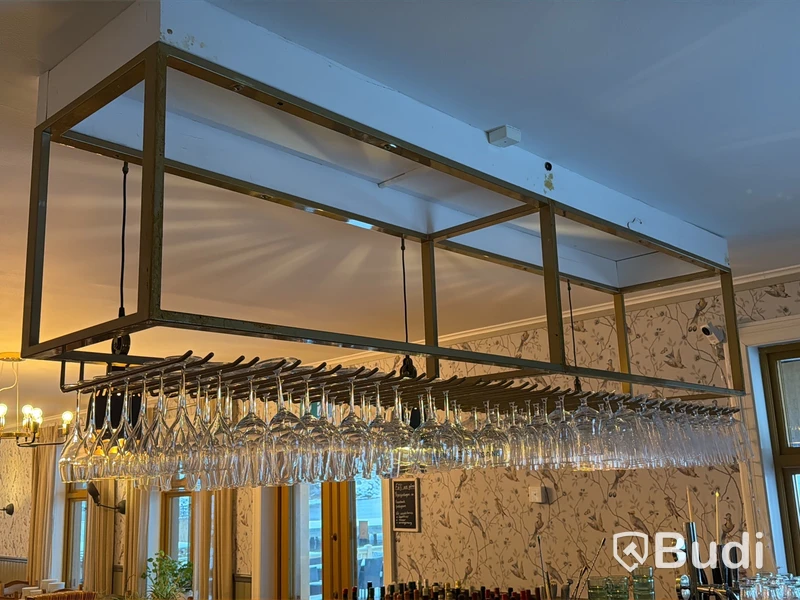 Takmonterat glashäng för bar