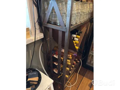 Vinhylla i metall samt 5 glashängare