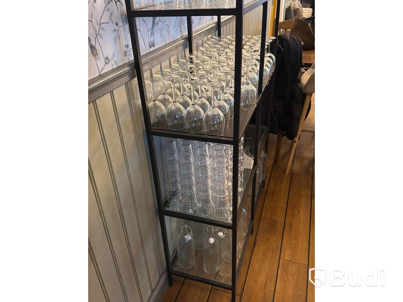 Hylla med parti vin - och vattenglas