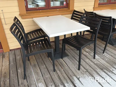 Möbler för uteservering - 4 st bord samt 16 st stolar