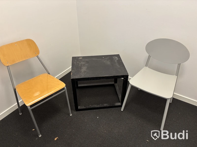 2 st. Stolar och Sidobord