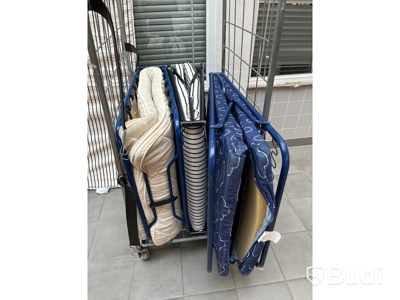 Parti med extrasängar och madrasser