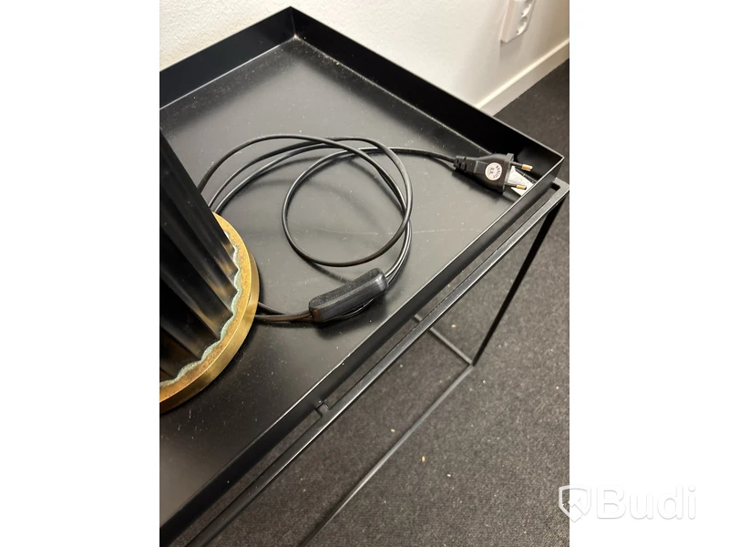 Bordslampa Hallbergs och sidobord i metall