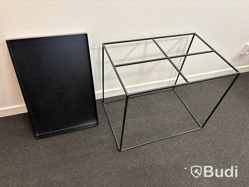 Bordslampa Hallbergs och sidobord i metall