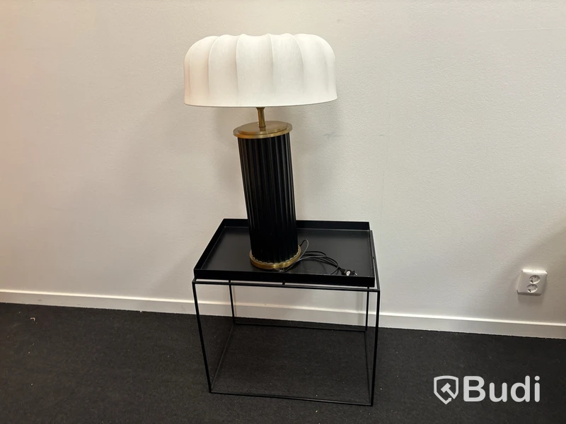 Bordslampa Hallbergs och sidobord i metall