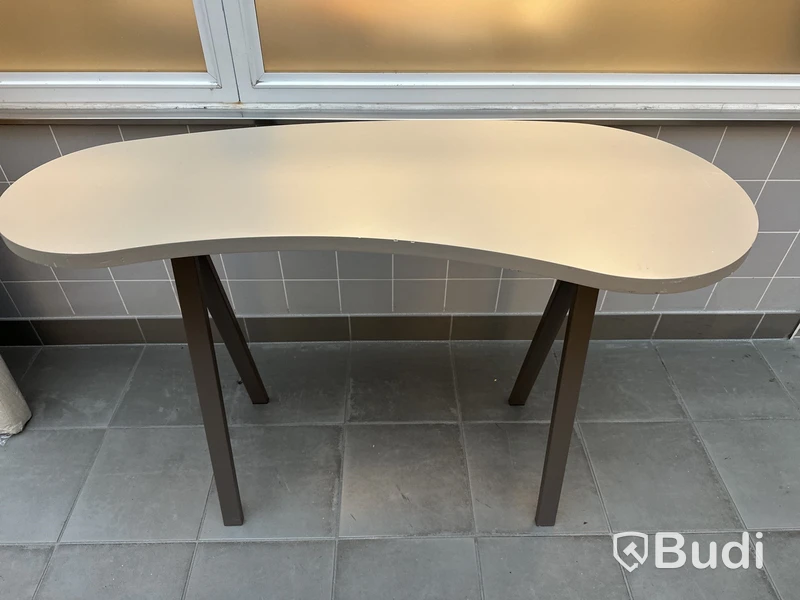 Stol Venture Home samt sidobord