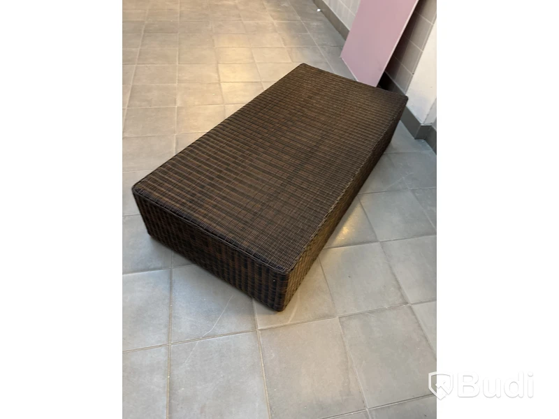 Utomhusmöbler i konstrotting