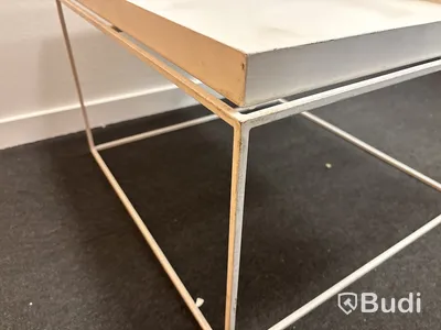 Soffbord med inredningsprylar