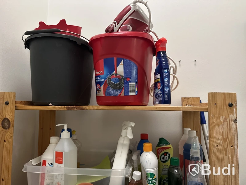 Parti med diverse städtillbehör och verktyg