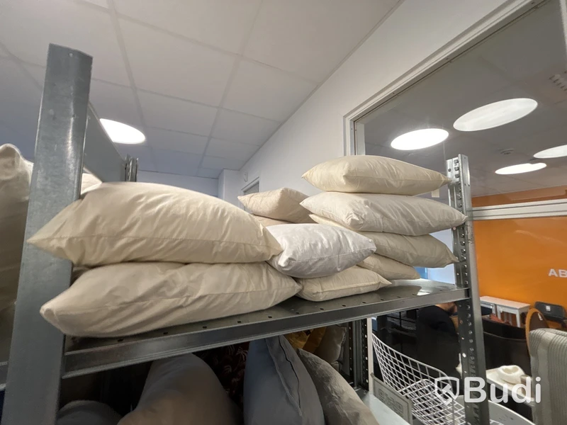 Parti med diverse prydnadskuddar och filtar
